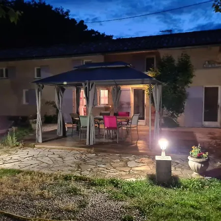 Holiday home Maison Avec Riviere, Piscine, Spa, Sauna Infrarouge,terrain Boules, Ping-pong, Volley Et Badminton Sainte-Tulle