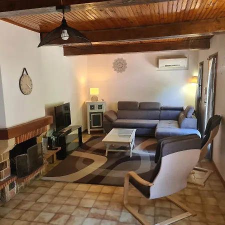 Holiday home Maison Avec Riviere, Piscine, Spa, Sauna Infrarouge,terrain Boules, Ping-pong, Volley Et Badminton Sainte-Tulle